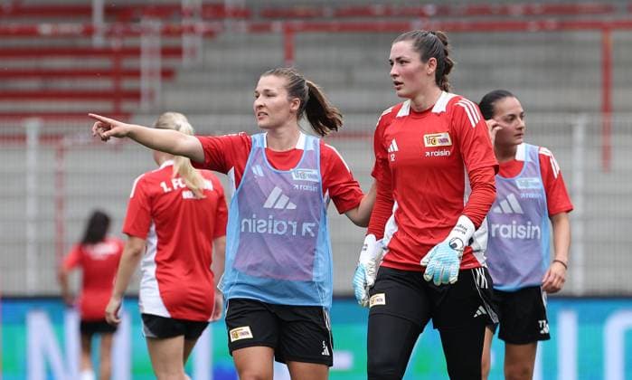 Katja Orschmann redet mit Torwart Melanie Wagner Fußball Fussball Frauen Damen Bundesliga Saison 2025 2026 21.07.2025 Trainingsauftakt 1.FC Union Berlin DFL regulations prohibit any use of photographs as image sequences and or quasi-video