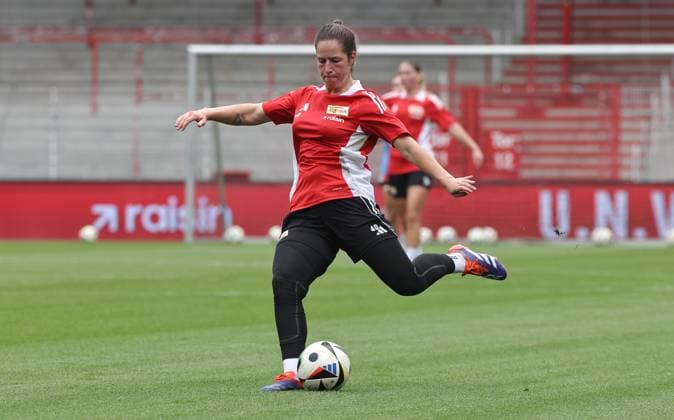 Sabrina Eckhoff am Ball Einzelbild Freisteller Aktion Fußball Fussball Frauen Damen Bundesliga Saison 2025 2026 21.07.2025 Trainingsauftakt 1.FC Union Berlin DFL regulations prohibit any use of photographs as image sequences and or quasi-video