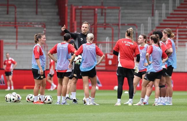 Co Trainer Simon Falke redet mit der Mannschaft Fußball Fussball Frauen Damen Bundesliga Saison 2025 2026 21.07.2025 Trainingsauftakt 1.FC Union Berlin DFL regulations prohibit any use of photographs as image sequences and or quasi-video