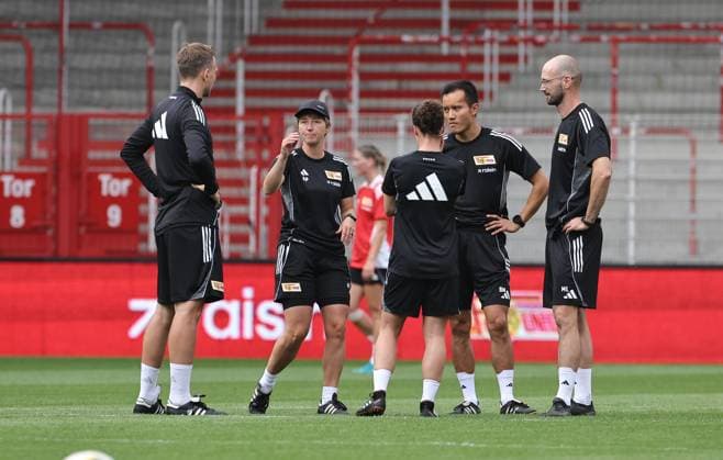 Trainerin Ailien Poese redet mit Trainerteam Fußball Fussball Frauen Damen Bundesliga Saison 2025 2026 21.07.2025 Trainingsauftakt 1.FC Union Berlin DFL regulations prohibit any use of photographs as image sequences and or quasi-video