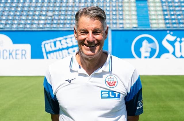 Alex Ogrinc, FC Hansa Rostock, 3. Liga, Fußball, Portraittermin 2025 2026 Busfahrer Alex Ogrinc (FC Hansa Rostock) beim Potraitfototermin im Ostseestadion. Rostock Ostseestadion Mecklenburg-Vorpommern Deutschland