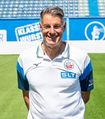 Alex Ogrinc, FC Hansa Rostock, 3. Liga, Fußball, Portraittermin 2025 2026 Busfahrer Alex Ogrinc (FC Hansa Rostock) beim Potraitfototermin im Ostseestadion. Rostock Ostseestadion Mecklenburg-Vorpommern Deutschland