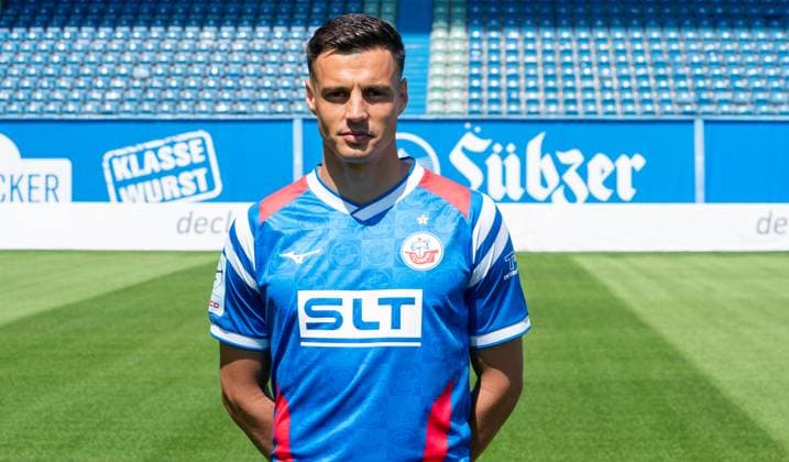 Kenan Fatkic, FC Hansa Rostock, 3. Liga, Fußball, Portraittermin 2025 2026 Kenan Fatkic (FC Hansa Rostock) beim Potraitfototermin im Ostseestadion. Rostock Ostseestadion Mecklenburg-Vorpommern Deutschland