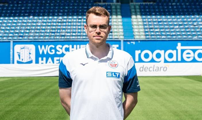 Sebastian Schlettwein, FC Hansa Rostock, 3. Liga, Fußball, Portraittermin 2025 2026 Physiotherapeut Sebastian Schlettwein (FC Hansa Rostock) beim Potraitfototermin im Ostseestadion. Rostock Ostseestadion Mecklenburg-Vorpommern Deutschland