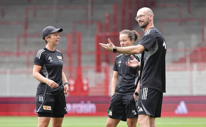 Trainerin Ailien Poese redet mit Co Trainerin Sabrina Eckhoff, Athletiktrainer Marcus Liebig Aktion Oberkörper Fußball Fussball Frauen Damen Bundesliga Saison 2025 2026 21.07.2025 Trainingsauftakt 1.FC Union Berlin DFL regulations prohibit any use of photographs as image sequences and or quasi-video