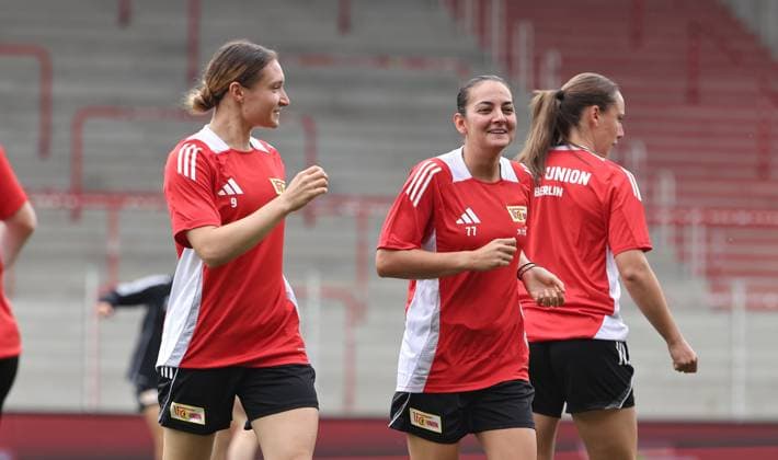 Sophie Weidauer redet mit Athanasia Moraitou Aktion Oberkörper Fußball Fussball Frauen Damen Bundesliga Saison 2025 2026 21.07.2025 Trainingsauftakt 1.FC Union Berlin DFL regulations prohibit any use of photographs as image sequences and or quasi-video