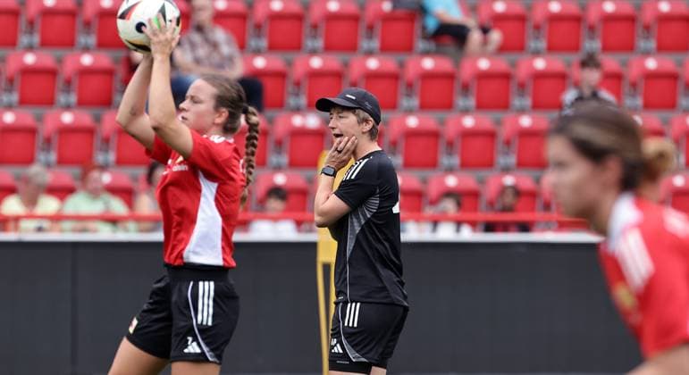 Trainerin Ailien Poese gibt Anweisungen Aktion Oberkörper Fußball Fussball Frauen Damen Bundesliga Saison 2025 2026 21.07.2025 Trainingsauftakt 1.FC Union Berlin DFL regulations prohibit any use of photographs as image sequences and or quasi-video