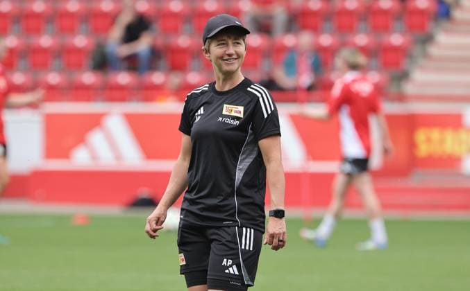 Trainerin Ailien Poese lacht Aktion Oberkörper Fußball Fussball Frauen Damen Bundesliga Saison 2025 2026 21.07.2025 Trainingsauftakt 1.FC Union Berlin DFL regulations prohibit any use of photographs as image sequences and or quasi-video