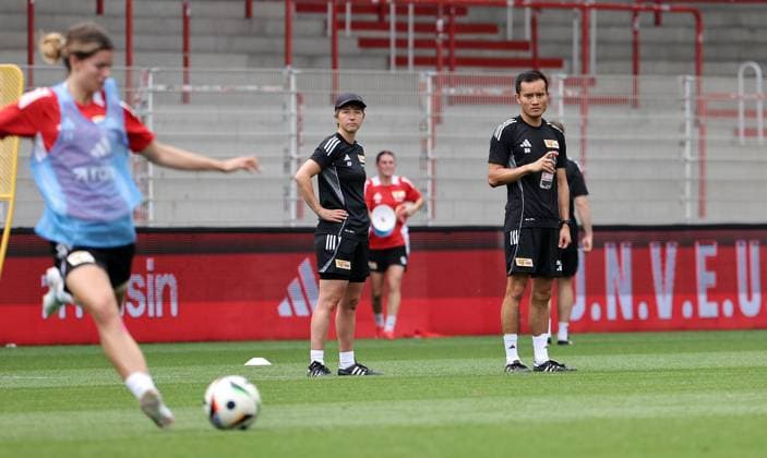 Trainerin Ailien Poese, Athletiktrainer Bao Nguyen Fußball Fussball Frauen Damen Bundesliga Saison 2025 2026 21.07.2025 Trainingsauftakt 1.FC Union Berlin DFL regulations prohibit any use of photographs as image sequences and or quasi-video