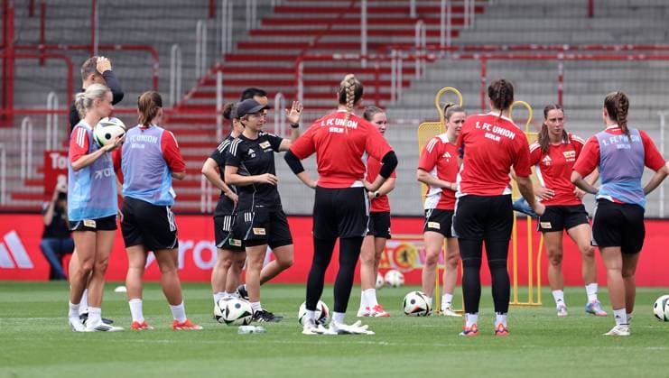 Trainerin Ailien Poese redet mit der Mannschaft Fußball Fussball Frauen Damen Bundesliga Saison 2025 2026 21.07.2025 Trainingsauftakt 1.FC Union Berlin DFL regulations prohibit any use of photographs as image sequences and or quasi-video
