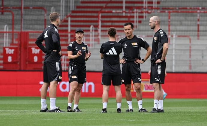 Trainerteam Co Trainer Simon Falke, Trainerin Ailien Poese redet, Co Trainerin Sabrina Eckhoff, Athletiktrainer Bao Nguyen, Athletiktrainer Marcus Liebig Fußball Fussball Frauen Damen Bundesliga Saison 2025 2026 21.07.2025 Trainingsauftakt 1.FC Union Berlin DFL regulations prohibit any use of photographs as image sequences and or quasi-video