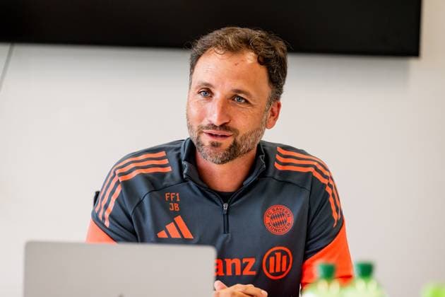 Jose Barcala (Chef-Trainer, FC Bayern Muenchen Frauen) beim Pressetalk vor dem offiziellen Training. FC Bayern Muenchen Frauen, Fussball, Google Pixel Frauen-Bundesliga, Trainingseinheit, Saison 2025 2026, 21.07.2025. (DFL DFB REGULATIONS PROHIBIT ANY USE OF PHOTOGRAPHS as IMAGE SEQUENCES and or QUASI-VIDEO). FC Bayern Muenchen Frauen, Fussball, Google Pixel Frauen-Bundesliga, Trainingseinheit, Saison 2025 2026, 21.07.2025. Muenchen Copyright: xEibner-Pressefoto HeikexFeinerx EP_HFR