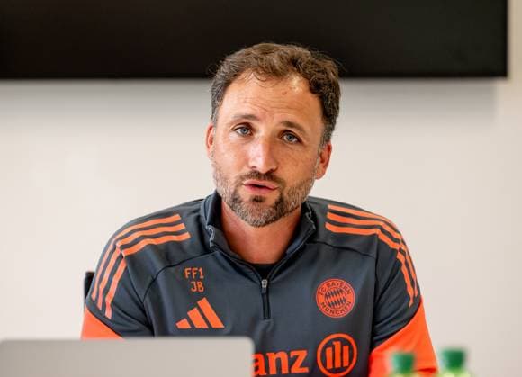 Jose Barcala (Chef-Trainer, FC Bayern Muenchen Frauen) beim Pressetalk vor dem offiziellen Training. FC Bayern Muenchen Frauen, Fussball, Google Pixel Frauen-Bundesliga, Trainingseinheit, Saison 2025 2026, 21.07.2025. (DFL DFB REGULATIONS PROHIBIT ANY USE OF PHOTOGRAPHS as IMAGE SEQUENCES and or QUASI-VIDEO). FC Bayern Muenchen Frauen, Fussball, Google Pixel Frauen-Bundesliga, Trainingseinheit, Saison 2025 2026, 21.07.2025. Muenchen Copyright: xEibner-Pressefoto HeikexFeinerx EP_HFR