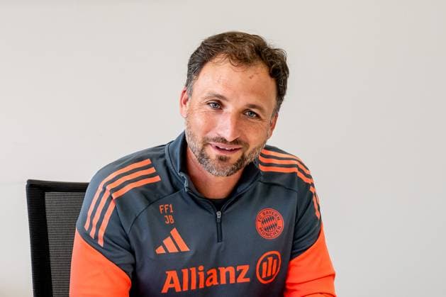 Jose Barcala (Chef-Trainer, FC Bayern Muenchen Frauen) beim Pressetalk vor dem offiziellen Training. FC Bayern Muenchen Frauen, Fussball, Google Pixel Frauen-Bundesliga, Trainingseinheit, Saison 2025 2026, 21.07.2025. (DFL DFB REGULATIONS PROHIBIT ANY USE OF PHOTOGRAPHS as IMAGE SEQUENCES and or QUASI-VIDEO). FC Bayern Muenchen Frauen, Fussball, Google Pixel Frauen-Bundesliga, Trainingseinheit, Saison 2025 2026, 21.07.2025. Muenchen Copyright: xEibner-Pressefoto HeikexFeinerx EP_HFR