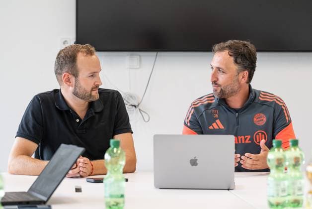 Josef Thaurer (Pressesprecher, FC Bayern Muenchen Frauen) und Jose Barcala (Chef-Trainer, FC Bayern Muenchen Frauen) beim Pressetalk vor dem offiziellen Training. FC Bayern Muenchen Frauen, Fussball, Google Pixel Frauen-Bundesliga, Trainingseinheit, Saison 2025 2026, 21.07.2025. (DFL DFB REGULATIONS PROHIBIT ANY USE OF PHOTOGRAPHS as IMAGE SEQUENCES and or QUASI-VIDEO). FC Bayern Muenchen Frauen, Fussball, Google Pixel Frauen-Bundesliga, Trainingseinheit, Saison 2025 2026, 21.07.2025. Muenchen Copyright: xEibner-Pressefoto HeikexFeinerx EP_HFR