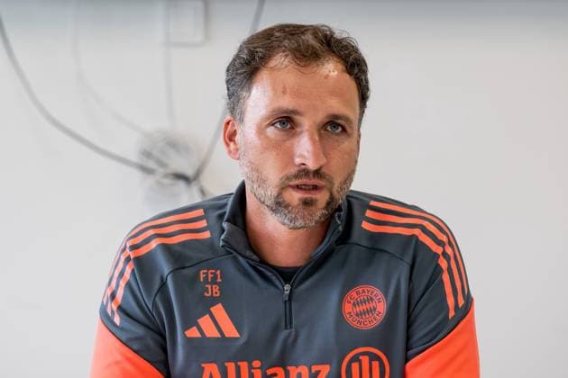 Jose Barcala (Chef-Trainer, FC Bayern Muenchen Frauen) beim Pressetalk vor dem offiziellen Training. FC Bayern Muenchen Frauen, Fussball, Google Pixel Frauen-Bundesliga, Trainingseinheit, Saison 2025 2026, 21.07.2025. (DFL DFB REGULATIONS PROHIBIT ANY USE OF PHOTOGRAPHS as IMAGE SEQUENCES and or QUASI-VIDEO). FC Bayern Muenchen Frauen, Fussball, Google Pixel Frauen-Bundesliga, Trainingseinheit, Saison 2025 2026, 21.07.2025. Muenchen Copyright: xEibner-Pressefoto HeikexFeinerx EP_HFR