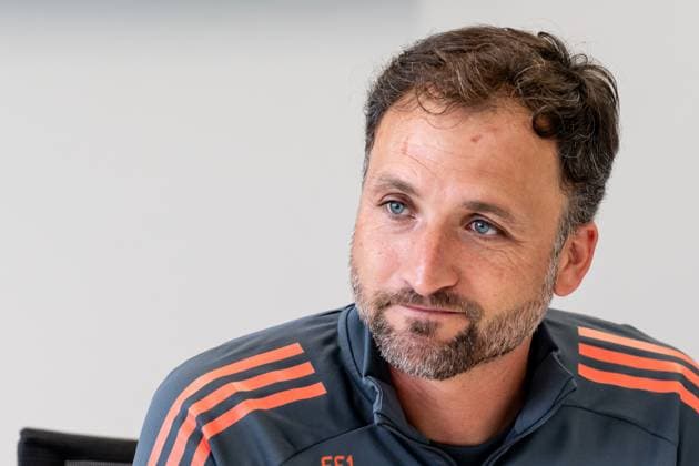 Jose Barcala (Chef-Trainer, FC Bayern Muenchen Frauen) beim Pressetalk vor dem offiziellen Training Portrait Portraet. FC Bayern Muenchen Frauen, Fussball, Google Pixel Frauen-Bundesliga, Trainingseinheit, Saison 2025 2026, 21.07.2025. (DFL DFB REGULATIONS PROHIBIT ANY USE OF PHOTOGRAPHS as IMAGE SEQUENCES and or QUASI-VIDEO). FC Bayern Muenchen Frauen, Fussball, Google Pixel Frauen-Bundesliga, Trainingseinheit, Saison 2025 2026, 21.07.2025. Muenchen Copyright: xEibner-Pressefoto HeikexFeinerx EP_HFR