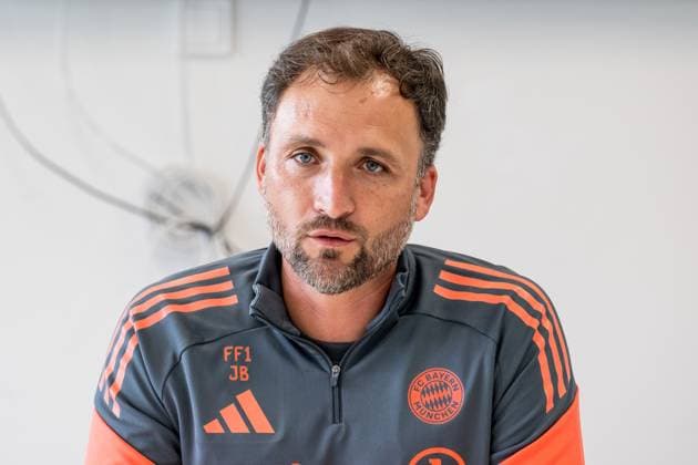 Jose Barcala (Chef-Trainer, FC Bayern Muenchen Frauen) beim Pressetalk vor dem offiziellen Training. FC Bayern Muenchen Frauen, Fussball, Google Pixel Frauen-Bundesliga, Trainingseinheit, Saison 2025 2026, 21.07.2025. (DFL DFB REGULATIONS PROHIBIT ANY USE OF PHOTOGRAPHS as IMAGE SEQUENCES and or QUASI-VIDEO). FC Bayern Muenchen Frauen, Fussball, Google Pixel Frauen-Bundesliga, Trainingseinheit, Saison 2025 2026, 21.07.2025. Muenchen Copyright: xEibner-Pressefoto HeikexFeinerx EP_HFR