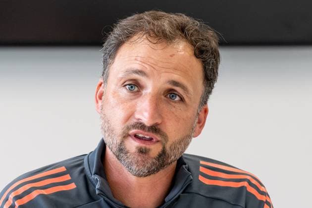 Jose Barcala (Chef-Trainer, FC Bayern Muenchen Frauen) beim Pressetalk vor dem offiziellen Training Portrait Portraet. FC Bayern Muenchen Frauen, Fussball, Google Pixel Frauen-Bundesliga, Trainingseinheit, Saison 2025 2026, 21.07.2025. (DFL DFB REGULATIONS PROHIBIT ANY USE OF PHOTOGRAPHS as IMAGE SEQUENCES and or QUASI-VIDEO). FC Bayern Muenchen Frauen, Fussball, Google Pixel Frauen-Bundesliga, Trainingseinheit, Saison 2025 2026, 21.07.2025. Muenchen Copyright: xEibner-Pressefoto HeikexFeinerx EP_HFR