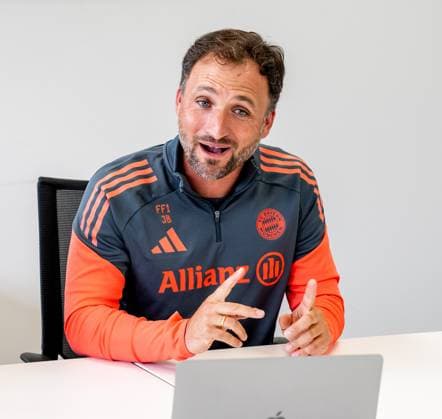 Jose Barcala (Chef-Trainer, FC Bayern Muenchen Frauen) beim Pressetalk vor dem offiziellen Training. FC Bayern Muenchen Frauen, Fussball, Google Pixel Frauen-Bundesliga, Trainingseinheit, Saison 2025 2026, 21.07.2025. (DFL DFB REGULATIONS PROHIBIT ANY USE OF PHOTOGRAPHS as IMAGE SEQUENCES and or QUASI-VIDEO). FC Bayern Muenchen Frauen, Fussball, Google Pixel Frauen-Bundesliga, Trainingseinheit, Saison 2025 2026, 21.07.2025. Muenchen Copyright: xEibner-Pressefoto HeikexFeinerx EP_HFR