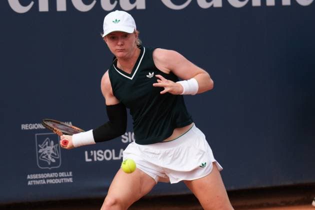 Francesca Jones in action against Chloe Paquet during the 36th Palermo Ladies Open at Country Time Club during 36Â° Palermo Ladies Open, International Tennis match in Palermo, Italy, July 21 2025  Copyright: xFedericoxSerra IPAxSportx xipa-agency.netx xx IPA_60700017 IPA_Agency_IPA60700017