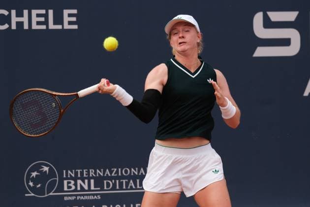 Francesca Jones in action against Chloe Paquet during the 36th Palermo Ladies Open at Country Time Club during 36Â° Palermo Ladies Open, International Tennis match in Palermo, Italy, July 21 2025  Copyright: xFedericoxSerra IPAxSportx xipa-agency.netx xx IPA_60700022 IPA_Agency_IPA60700022