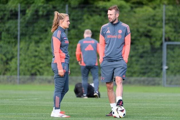 Munich, Germany, July 21st 2025: Assistent coach Clara Schöne (FC Bayern Munich) and Jerome Reisacher (FC Bayern Munich II) during Training at FC Bayern Campus, Munich, Germany. (Sven Beyrich SPP) Copyright: xSvenxBeyrich SPPx spp-en-SvBe-20250721-ND5_1465