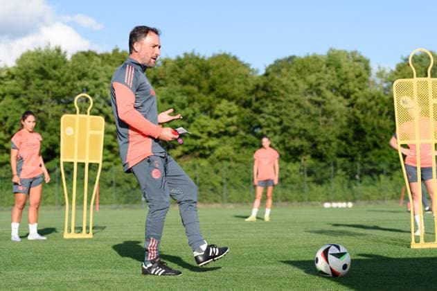 Munich, Germany, July 21st 2025: Head coach Jose Barcala (FC Bayern Munich) explaining a drill during Training at FC Bayern Campus, Munich, Germany. (Sven Beyrich SPP) Copyright: xSvenxBeyrich SPPx spp-en-SvBe-20250721-D4S_4696