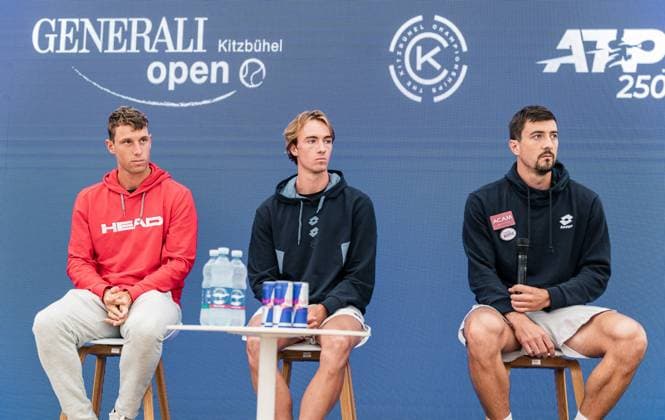21.07.2025, Sportpark, Kitzbühel, AUT, ATP, Tennis Herren Tour, Generali Open Kitzbühel 2025, Pressekonferenz, im Bild v.l. Filip Misolic (AUT), Lukas Neumayer (AUT), Sebastian Ofner (AUT) f.l. Filip Misolic Lukas Neumayer and Sebastian Ofner of Austria during a press conference, PK, Pressekonferenz of Austrian Tennis Federation ÖTV at the 2025 Generali Open Kitzbühel of the ATP Tour at the Sportpark in Kitzbühel, Austria on 2025 07 21. Expa Kitzbühel