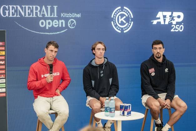 21.07.2025, Sportpark, Kitzbühel, AUT, ATP, Tennis Herren Tour, Generali Open Kitzbühel 2025, Pressekonferenz, im Bild v.l. Filip Misolic (AUT), Lukas Neumayer (AUT), Sebastian Ofner (AUT) f.l. Filip Misolic Lukas Neumayer and Sebastian Ofner of Austria during a press conference, PK, Pressekonferenz of Austrian Tennis Federation ÖTV at the 2025 Generali Open Kitzbühel of the ATP Tour at the Sportpark in Kitzbühel, Austria on 2025 07 21. Expa Kitzbühel