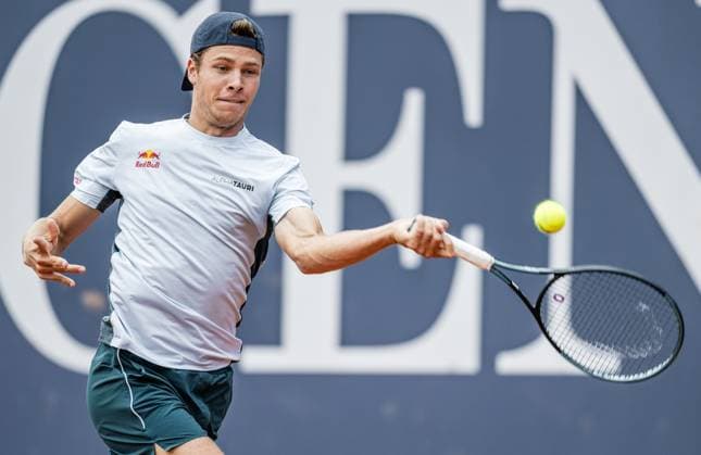 21.07.2025, Sportpark, Kitzbühel, AUT, ATP, Tennis Herren Tour, Generali Open Kitzbühel 2025, 1. Runde, Herren Einzel, im Bild Joel Schwaerzler (AUT) Joel Schwaerzler of Austria during men s single 1. round match at the 2025 Generali Open Kitzbühel of the ATP Tour at the Sportpark in Kitzbühel, Austria on 2025 07 21. Expa Kitzbühel