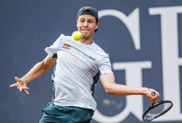21.07.2025, Sportpark, Kitzbühel, AUT, ATP, Tennis Herren Tour, Generali Open Kitzbühel 2025, 1. Runde, Herren Einzel, im Bild Joel Schwaerzler (AUT) Joel Schwaerzler of Austria during men s single 1. round match at the 2025 Generali Open Kitzbühel of the ATP Tour at the Sportpark in Kitzbühel, Austria on 2025 07 21. Expa Kitzbühel