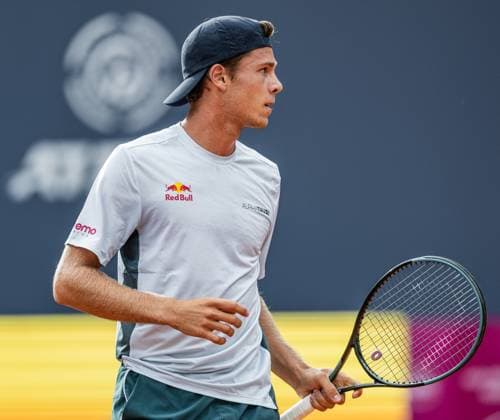 21.07.2025, Sportpark, Kitzbühel, AUT, ATP, Tennis Herren Tour, Generali Open Kitzbühel 2025, 1. Runde, Herren Einzel, im Bild Joel Schwaerzler (AUT) Joel Schwaerzler of Austria during men s single 1. round match at the 2025 Generali Open Kitzbühel of the ATP Tour at the Sportpark in Kitzbühel, Austria on 2025 07 21. Expa Kitzbühel