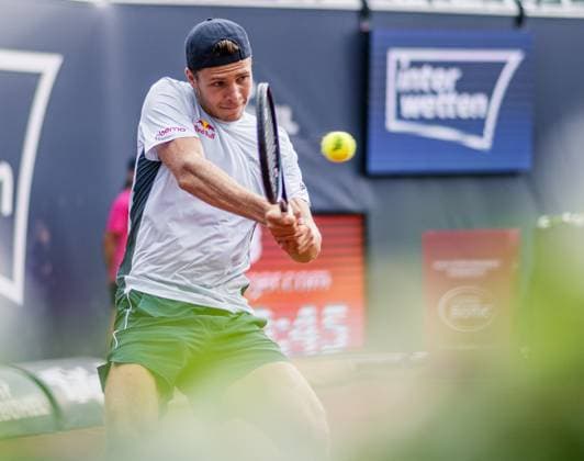 21.07.2025, Sportpark, Kitzbühel, AUT, ATP, Tennis Herren Tour, Generali Open Kitzbühel 2025, 1. Runde, Herren Einzel, im Bild Joel Schwaerzler (AUT) Joel Schwaerzler of Austria during men s single 1. round match at the 2025 Generali Open Kitzbühel of the ATP Tour at the Sportpark in Kitzbühel, Austria on 2025 07 21. Expa Kitzbühel