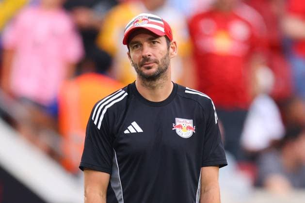 HARRISON, NJ- JULY 19: Sandro Schwarz head coach of the New York Red Bulls during warm up prior to the game against Inter Miami on July 19, 2025, at Sports Illustrated Stadium in Harrison, New Jersey (Photo by Rich Graessle Icon Sportswire) SOCCER: JUL 19 MLS, Fussball Herren, USA New York Red Bulls vs Inter Miami CF EDITORIAL USE ONLY Icon25071913953