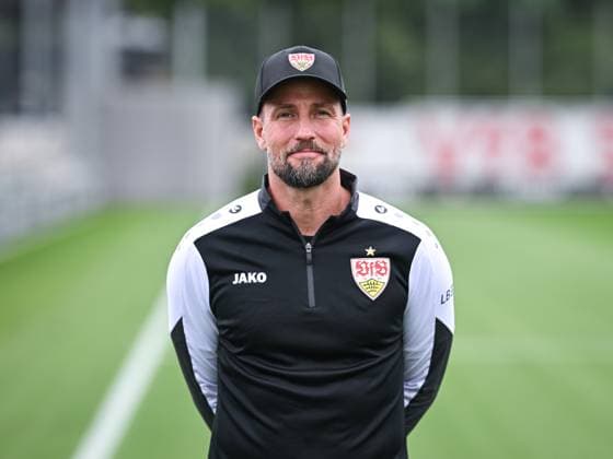 FUSSBALL 1. BUNDESLIGA SAISON 2025 2026 21.07.2025 Fototermin beim VfB Stuttgart auf dem Trainingsgelaende: Trainer Sebastian Hoeness
