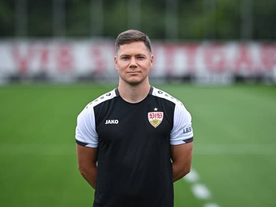 FUSSBALL 1. BUNDESLIGA SAISON 2025 2026 21.07.2025 Fototermin beim VfB Stuttgart auf dem Trainingsgelaende: Spielanalyst Jan Schimpchen