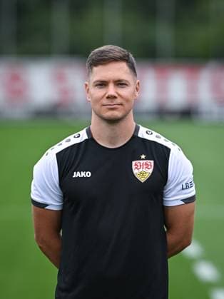 FUSSBALL 1. BUNDESLIGA SAISON 2025 2026 21.07.2025 Fototermin beim VfB Stuttgart auf dem Trainingsgelaende: Spielanalyst Jan Schimpchen