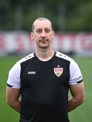 FUSSBALL 1. BUNDESLIGA SAISON 2025 2026 21.07.2025 Fototermin beim VfB Stuttgart auf dem Trainingsgelaende: Performance Manager Florian Mohr