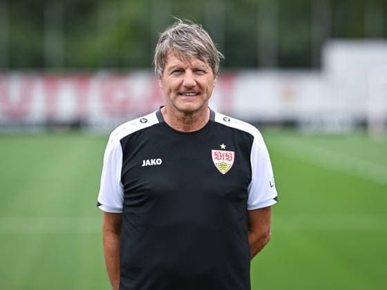 FUSSBALL 1. BUNDESLIGA SAISON 2025 2026 21.07.2025 Fototermin beim VfB Stuttgart auf dem Trainingsgelaende: Teammanager Peter Reichert