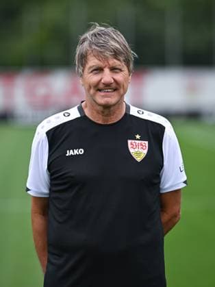 FUSSBALL 1. BUNDESLIGA SAISON 2025 2026 21.07.2025 Fototermin beim VfB Stuttgart auf dem Trainingsgelaende: Teammanager Peter Reichert