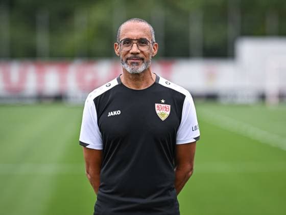 FUSSBALL 1. BUNDESLIGA SAISON 2025 2026 21.07.2025 Fototermin beim VfB Stuttgart auf dem Trainingsgelaende: Mannschaftsarzt Dr. Raymond Best
