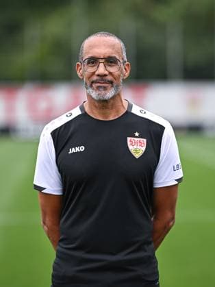 FUSSBALL 1. BUNDESLIGA SAISON 2025 2026 21.07.2025 Fototermin beim VfB Stuttgart auf dem Trainingsgelaende: Mannschaftsarzt Dr. Raymond Best
