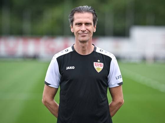FUSSBALL 1. BUNDESLIGA SAISON 2025 2026 21.07.2025 Fototermin beim VfB Stuttgart auf dem Trainingsgelaende: Mannschaftsarzt Dr. Heiko Striegel