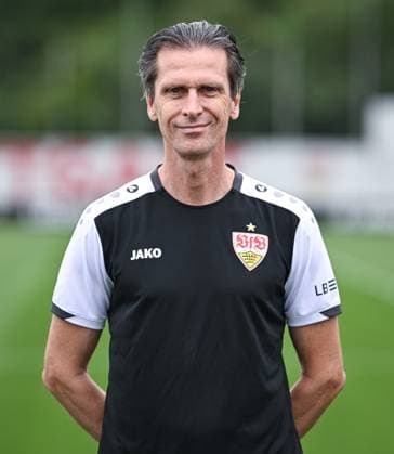 FUSSBALL 1. BUNDESLIGA SAISON 2025 2026 21.07.2025 Fototermin beim VfB Stuttgart auf dem Trainingsgelaende: Mannschaftsarzt Dr. Heiko Striegel