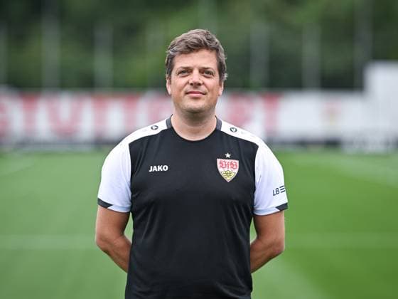 FUSSBALL 1. BUNDESLIGA SAISON 2025 2026 21.07.2025 Fototermin beim VfB Stuttgart auf dem Trainingsgelaende: Mannschaftsarzt Dr. Mario Bucher