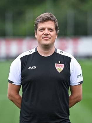 FUSSBALL 1. BUNDESLIGA SAISON 2025 2026 21.07.2025 Fototermin beim VfB Stuttgart auf dem Trainingsgelaende: Mannschaftsarzt Dr. Mario Bucher