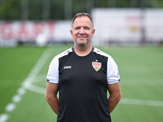 FUSSBALL 1. BUNDESLIGA SAISON 2025 2026 21.07.2025 Fototermin beim VfB Stuttgart auf dem Trainingsgelaende: Zeugwart Thomas Schultheiss