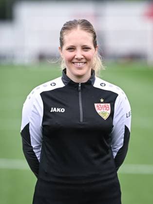 FUSSBALL 1. BUNDESLIGA SAISON 2025 2026 21.07.2025 Fototermin beim VfB Stuttgart auf dem Trainingsgelaende: Eraehrungsberaterin Nina Fischer