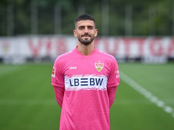 FUSSBALL 1. BUNDESLIGA SAISON 2025 2026 21.07.2025 Fototermin beim VfB Stuttgart auf dem Trainingsgelaende: Torwart Fabian Bredlow